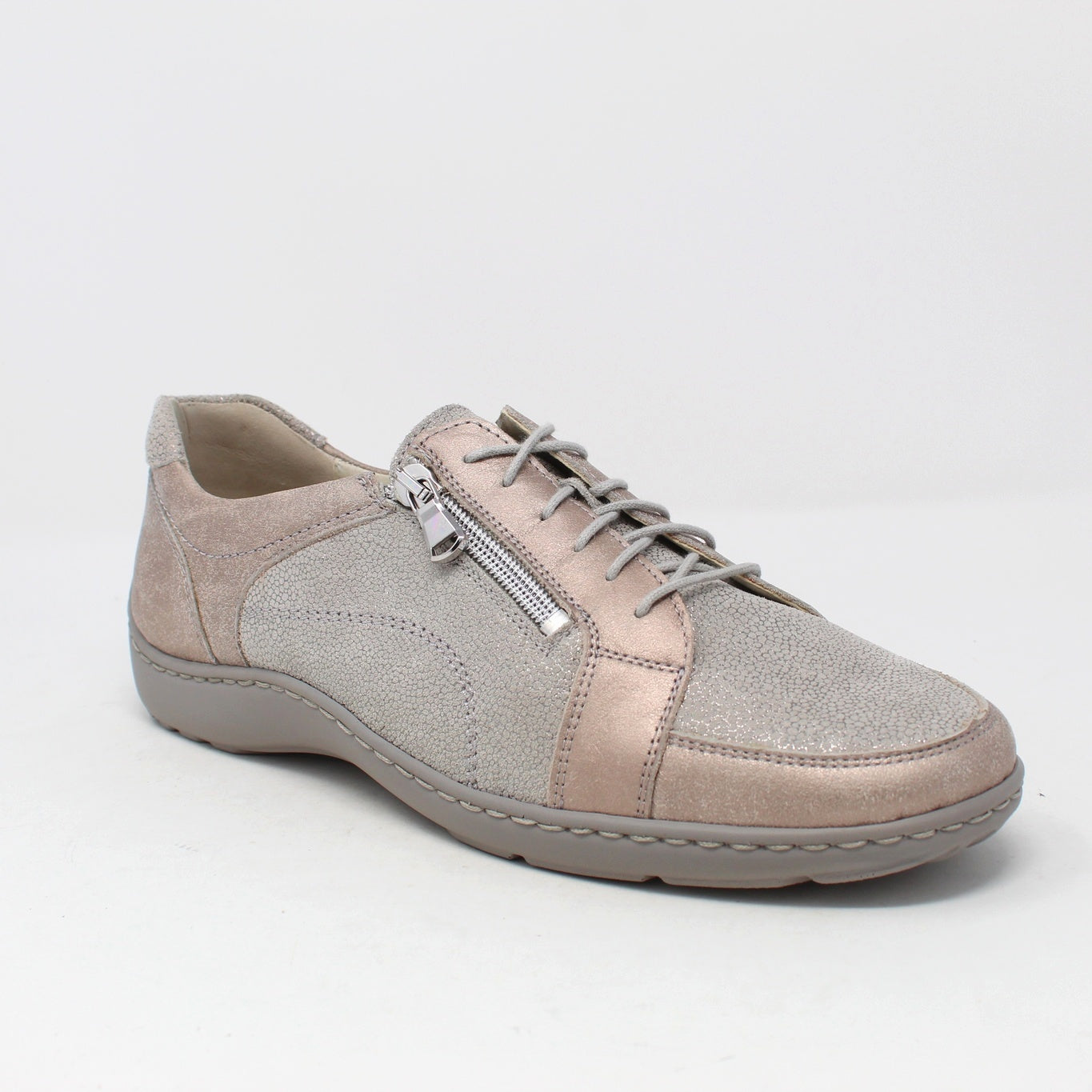 Henni Laced